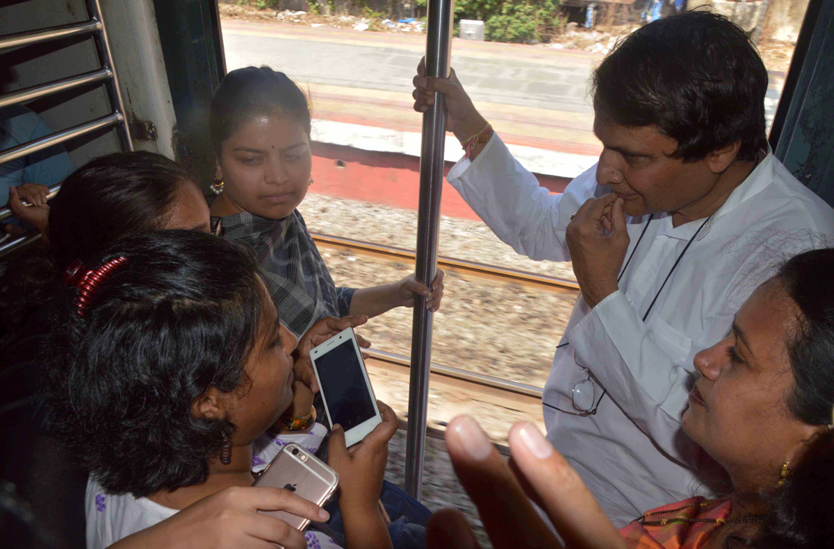 Minister Suresh Prabhu,MP Poonam Mahajan & Mumbai Mayor Snehal Ambekar Travelled by Rail Train.