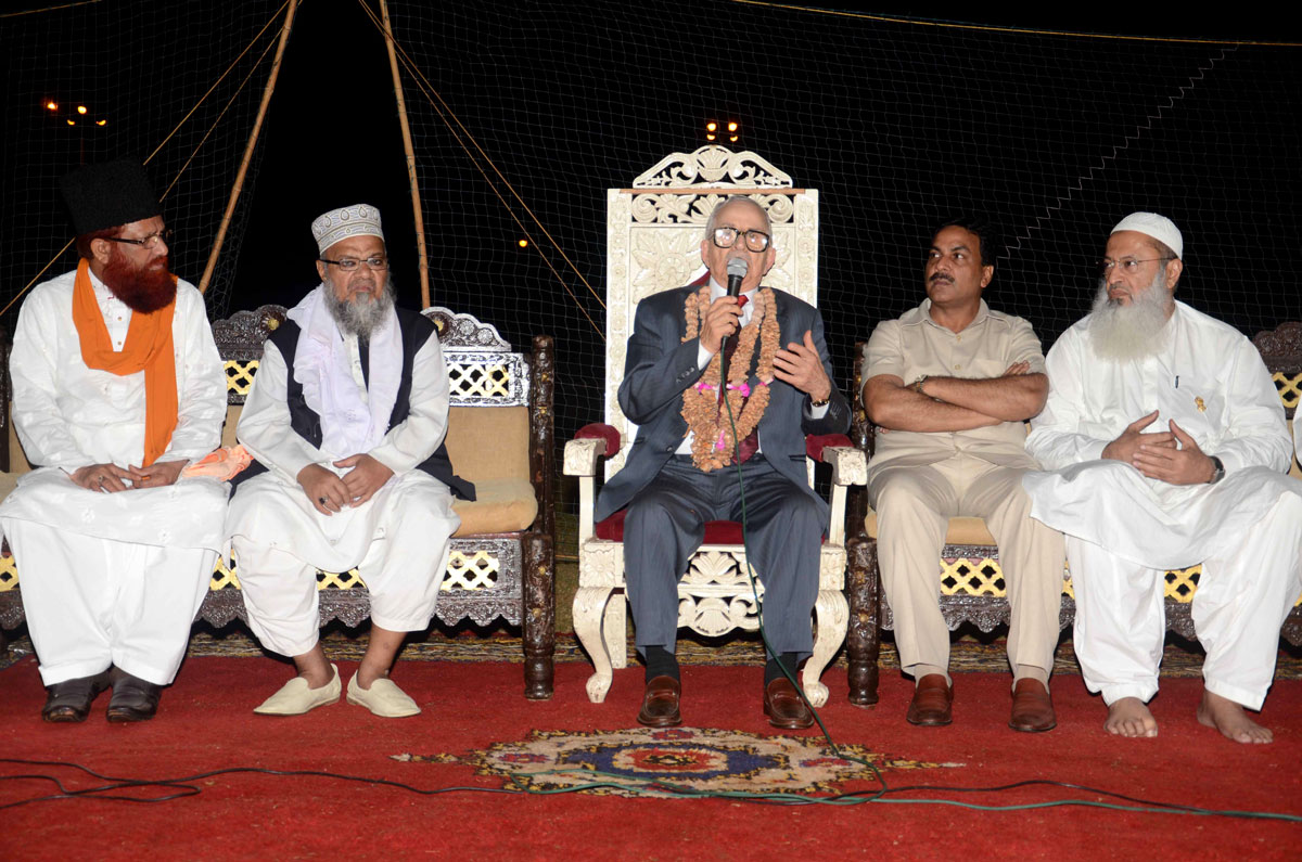 MINISTER ARIF NASIM KHAN TAKING BLESSING FROM SYED YUSUF AL GAILANI QAADRI SHEHZADA-E-GAUSE PAAK AT ISLAM GYMKHANA.