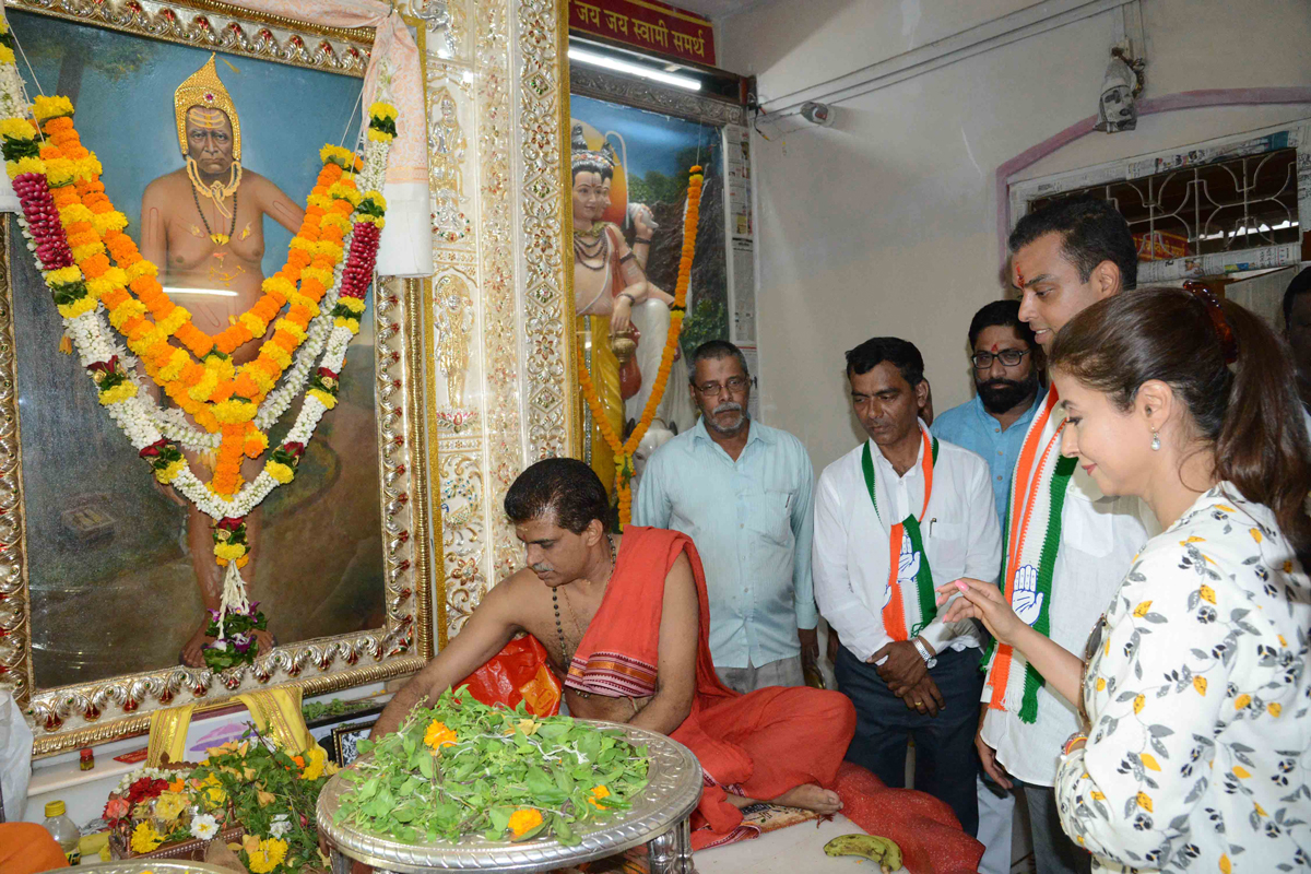 MRCC President & Congress NCP Candidate Milind Deora with Urmila Matondkar Rally at Girgaon.