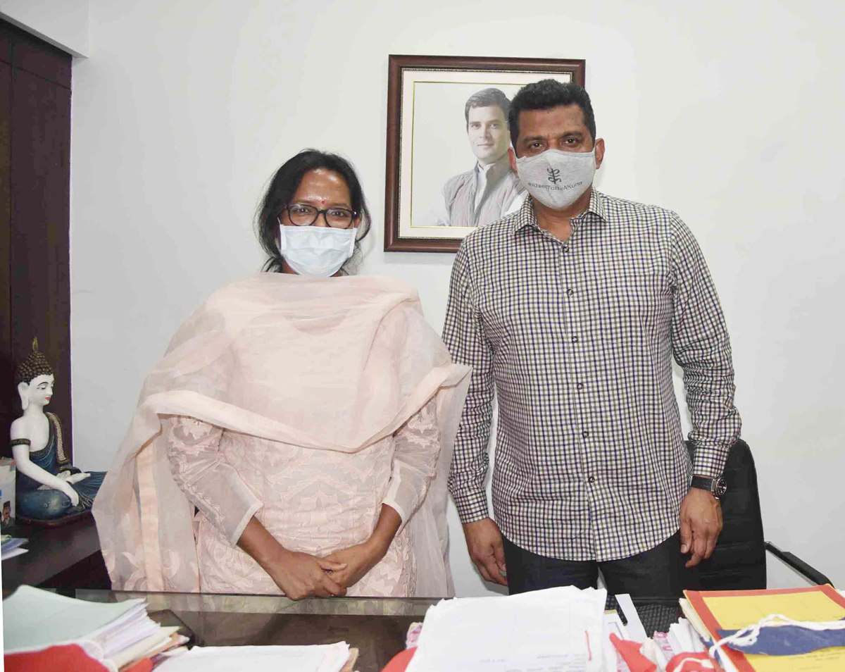 Minister Aslam Shaikh Meets Minister Varsha Gaikwad at Varsha Gaikwad Bunglow opp.Mantaralaya.