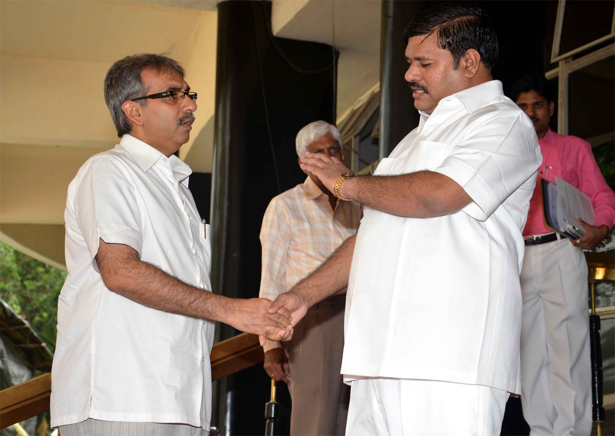 MLA AMIN PATEL MEETS MINISTER PADMAKAR VALVI IN MONSOON SESSION AT VIDHAN BHAVAN MUMBAI.