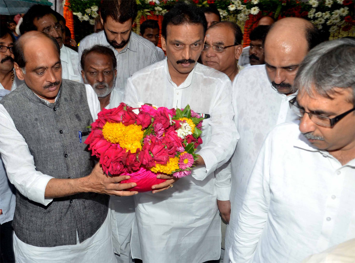 UNION MINISTER & EX CHIEF MINISTER LATE.VILASRAO DESHMUKH "ASTHIKALASH" IN MUMBAI TILAK BHAVAN DADAR.