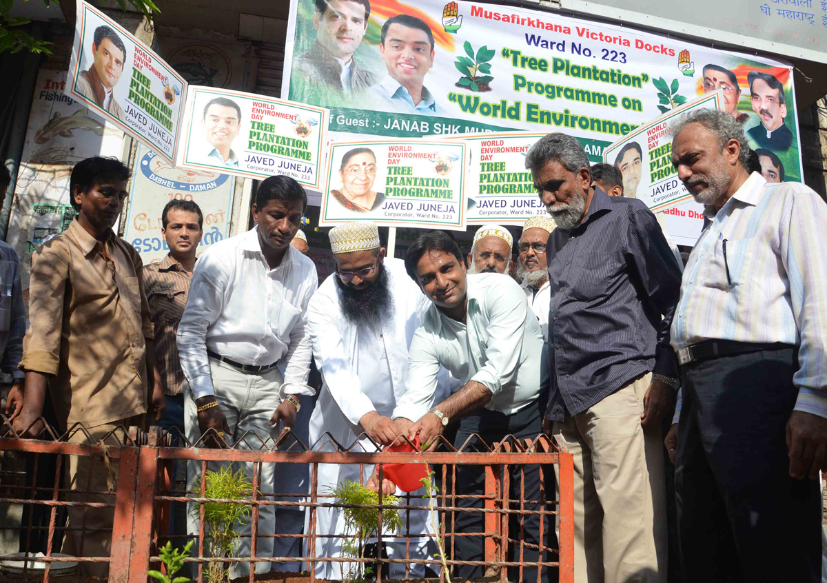 WARD.NO.223 MUNICIPAL CORPORATOR JAVED JUNEJA ORG.TREE PLANTATION PROGRAMME ON OCCASION WORLD ENVIROMENT DAY AT KAZI STREET.