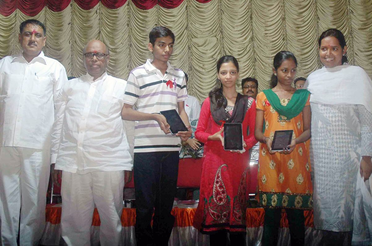 MINISTER VARSHA GAIKWAD TAB DISTRUBITION PROGRAMME FOR STUDENT'S AT DHARAVI.
