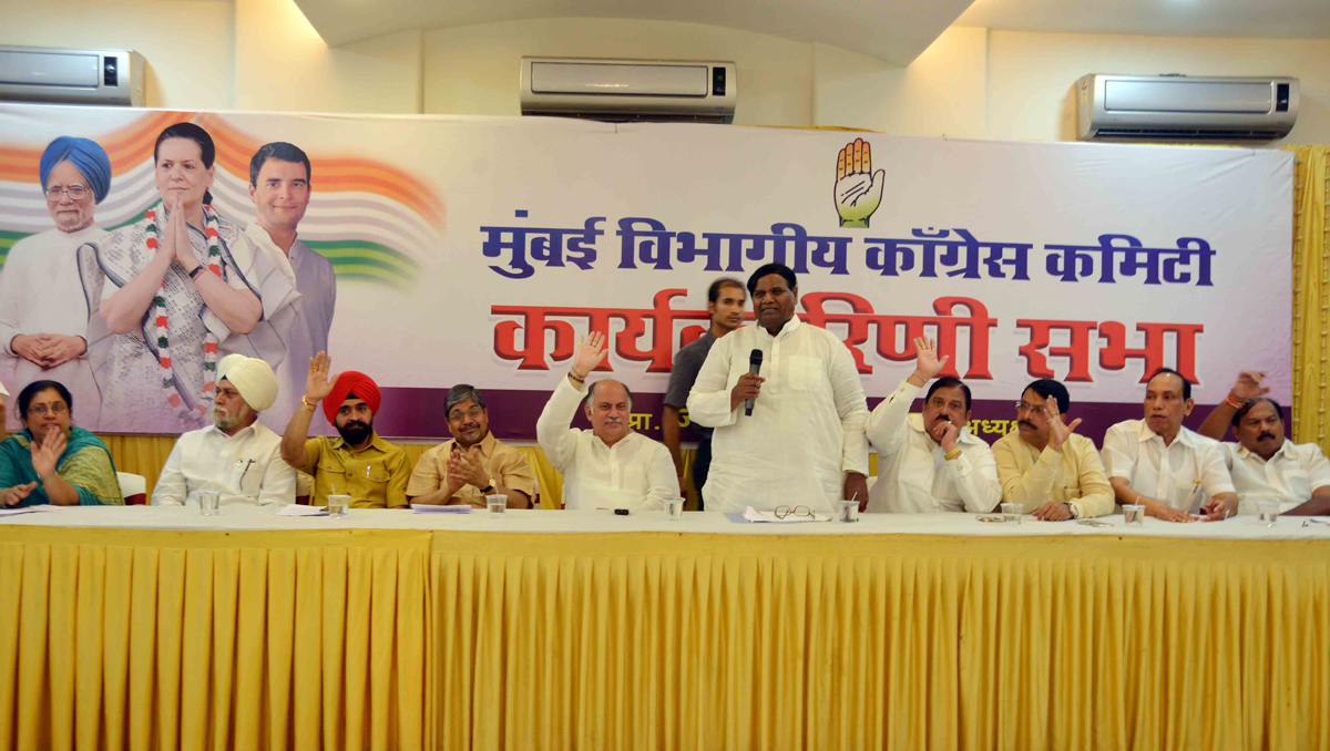 MUMBAI CONGRESS PRESIDENT PROF.JANARDAN CHANDURKAR & AICC GEN.SEC.& M.P. GURUDAS KAMAT IN EXECUTIVE MEETING AT MATUNGA.