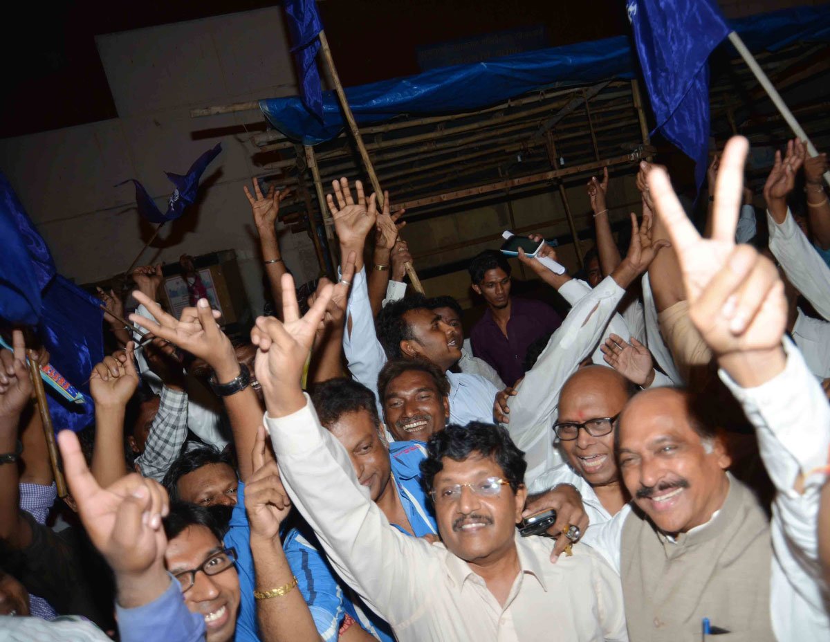 MPCC PRESIDENT MANIKRAO THAKARE & REPUPLICAN SENA LEADER ANANDRAJ AMBEDKAR CELEBRATING AT DADAR CHAITYABHOOMI !!!!!!!