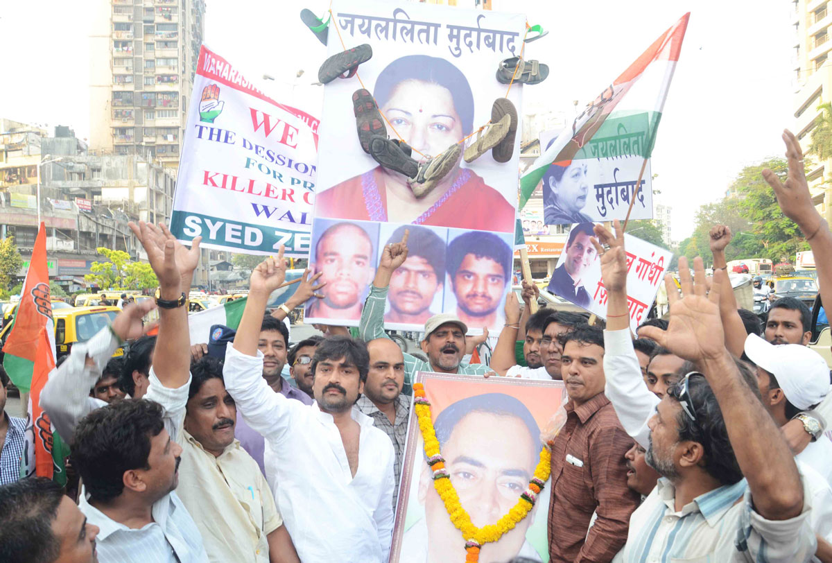 MPCC Minority Dept.Vice President Sayed Zeeshan Ahmed with Party Worker's Protest Against CM of Tamil Nadu Jayalalita at Nagpada Junction.