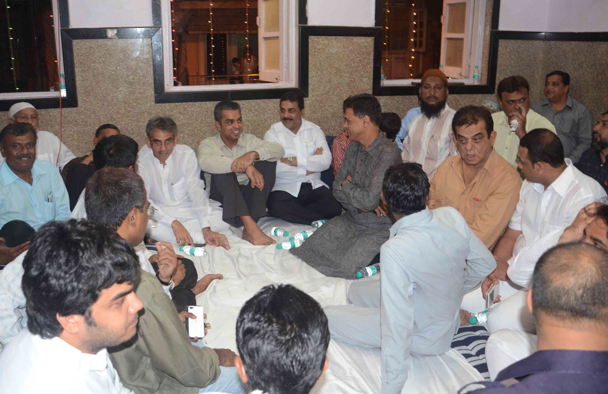 Congress-NCP South Mumbai MP.Candidate Milind Deora Meets Mansuri Jamat Committee Member's at Ali Umar Street Paydhoni.