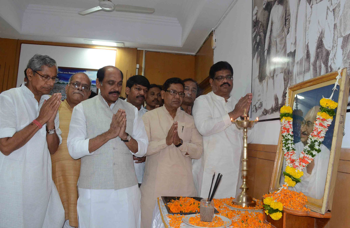 Maharashtra State Congress Committee Pay Tribute to Father of the Nation Mahatma Gandhi on His Death Anniversary at Tilak Bhavan Dadar.