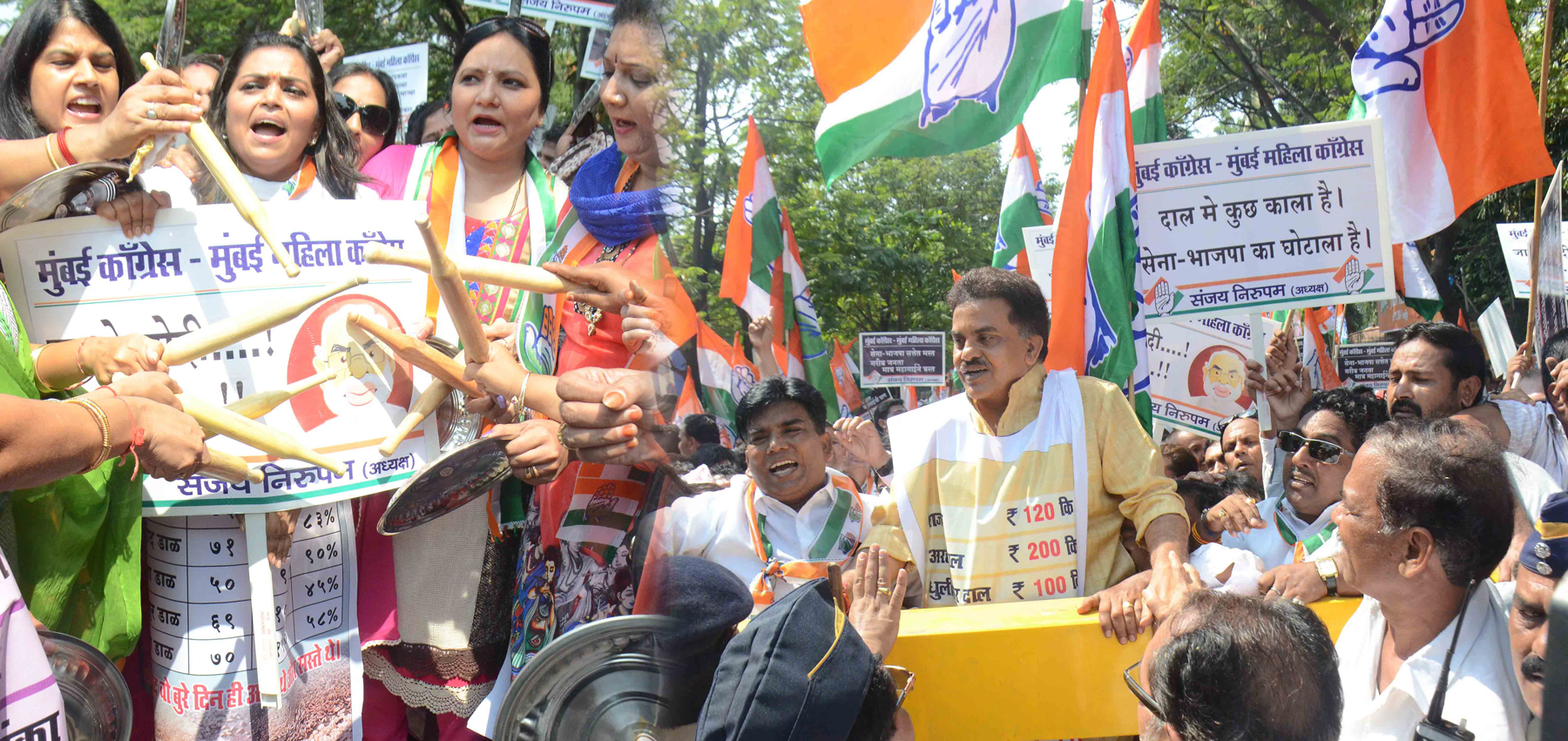 Mumbai Congress Thali-Belan Morcha at Collector Office Bandra.