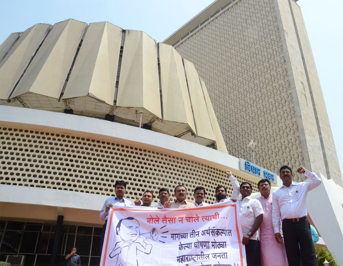 SHIV SENA PROTEST AT BUDGET SESSION IN VIDHAN BHAVAN MUMBAI.