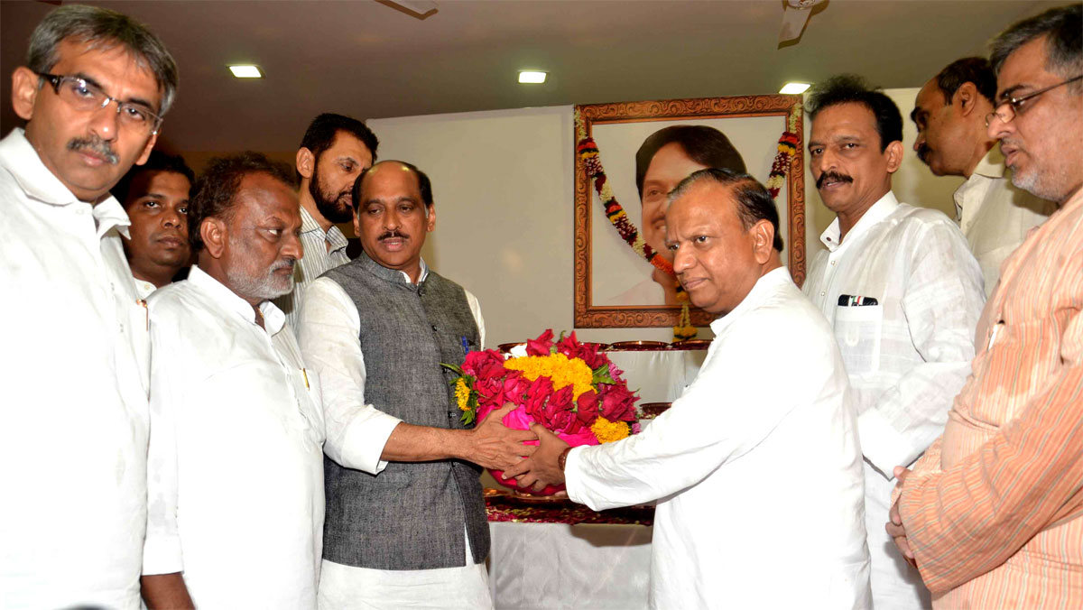 UNION MINISTER & EX CHIEF MINISTER LATE.VILASRAO DESHMUKH "ASTHIKALASH" IN MUMBAI TILAK BHAVAN DADAR.