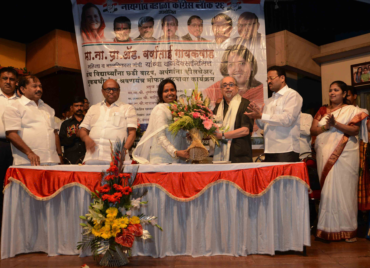 MINISTER VARSHATAI GAIKWAD  FELICITATED GREAT POET PADAMBHUSHAN MANGESH PADGAOKAR.