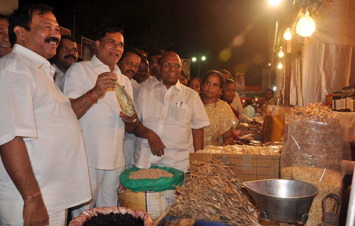 MUMBAI CONGRESS PRESIDENT & MLA. KRIPASHANKAR SINGH &  MP.EKNATH GAIKWAD IN MALVANI FESTIVAL AT DADAR.