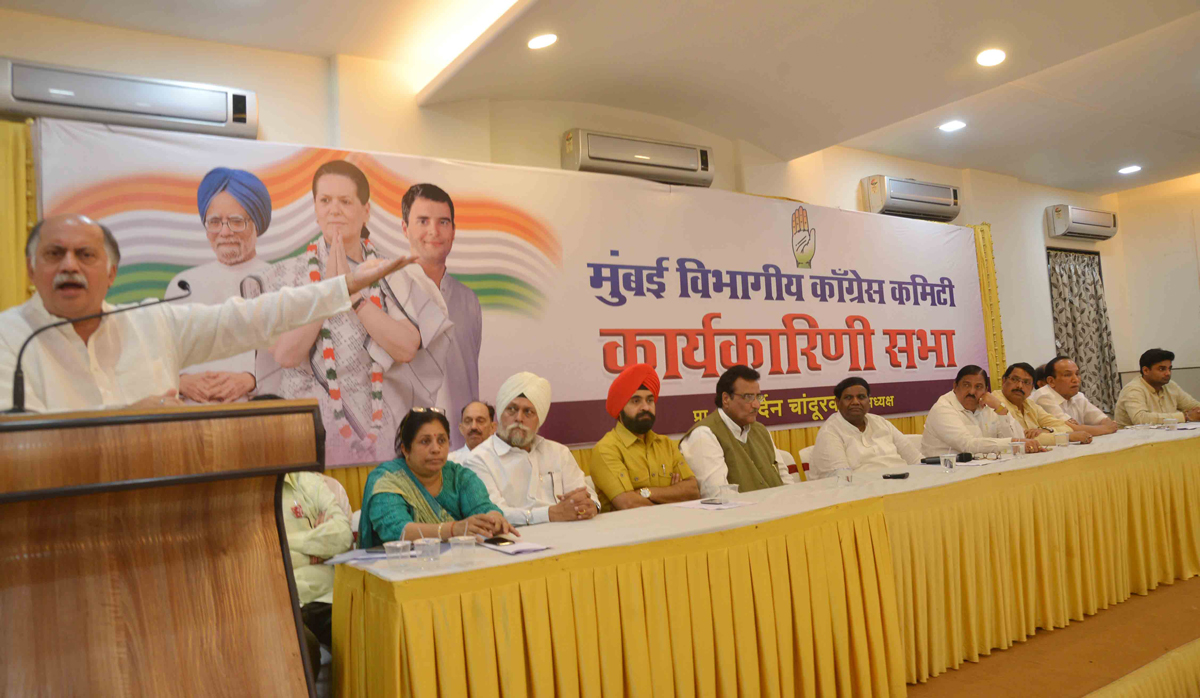 MUMBAI CONGRESS PRESIDENT PROF.JANARDAN CHANDURKAR & AICC GEN.SEC.& M.P. GURUDAS KAMAT IN EXECUTIVE MEETING AT MATUNGA.