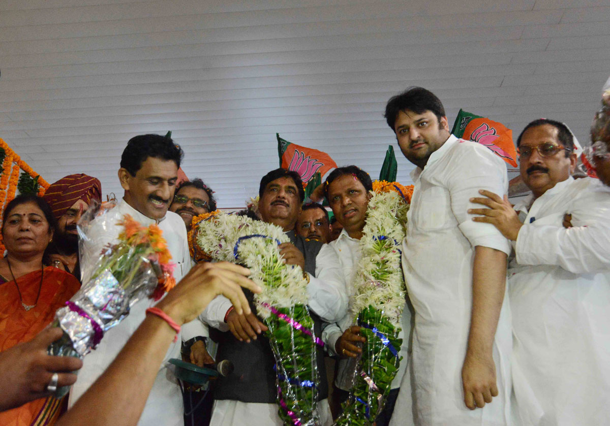 BJP Leader & Union Minister Gopinath Munde welcomed at Mumbai Airport.