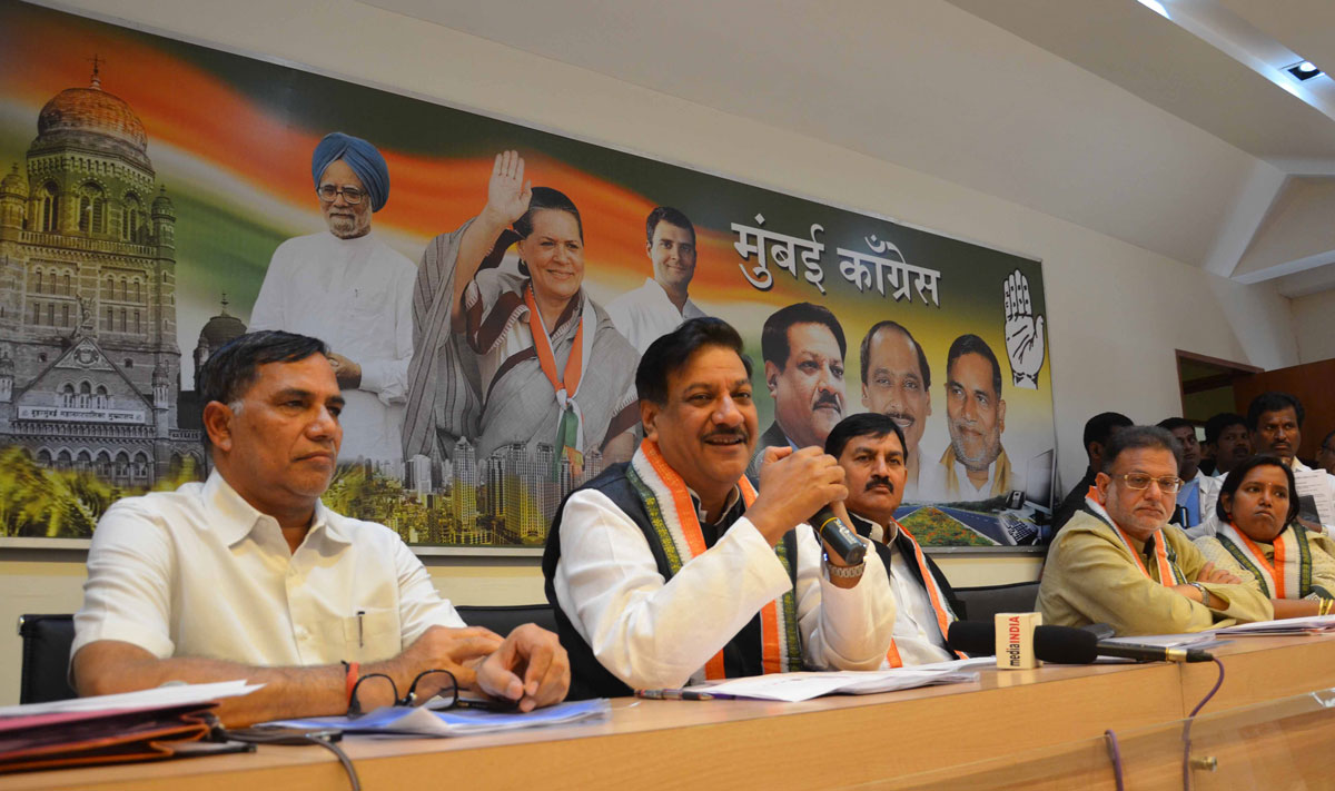 CHIEF MINISTER PRITHVIRAJ CHAVAN & MRCC PRESIDENT KRIPASHANKAR SINGH AT MUMBAI CONGRESS OFFICE.