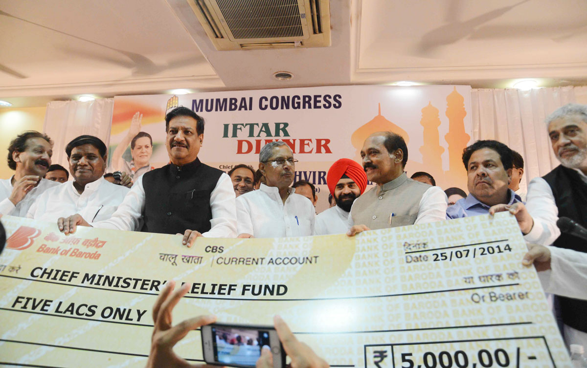 Mumbai Congress President's Prof.Janardan Chandurkar Organized Ramzan "Dawat-E-Iftar" at Islam Gymkhana.