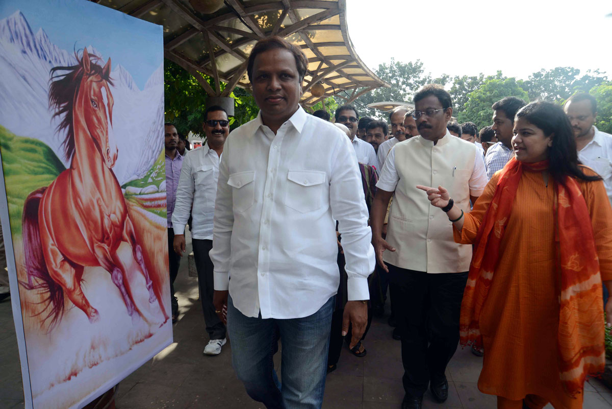 Education Minister Vinod Tawade & MP.Poonam Mahajan During School Childrens Drawing Painting Competition at City Park BKC Bandra.