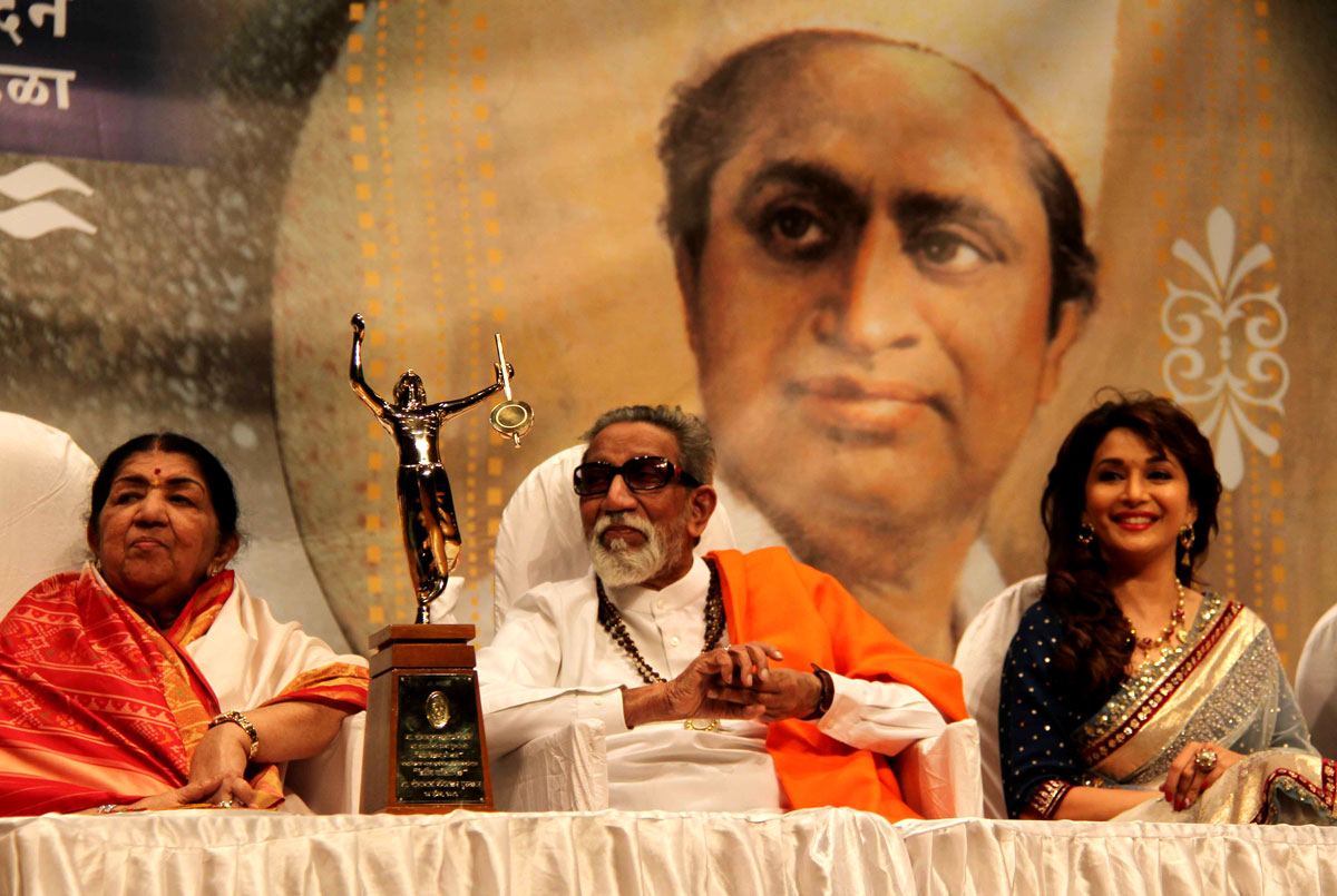 DINANATH MANGESHKAR AWARDS AT SHANMUKHANAND HALL MATUNGA ON OCCASION SHIV SENA PRAMUKH BALASAHEB THAKAREY.
