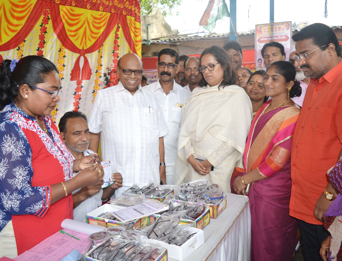 MLA Varshatai Gaikwad & Ex. MP Eknathrao Gaikwad inaugurated Free Medical Camp at Dharavi.