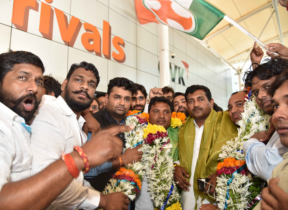 Mumbai Youth Congress Team  welcomes National Youth Congress President Keshav Jadhav & Vice President Srinivas B.V. at Mumbai Domestic Airpoort.