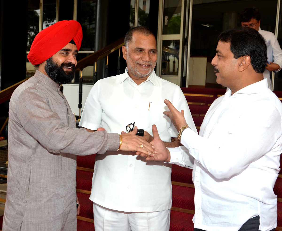 MINISTER ARIF NASIM KHAN,MLA & EX MUMBAI CONGRESS PRESIDENT KRIPASHANKAR SINGH & MLC CHARAN SINGH SAPRA AT VIDHAN BHAVAN.