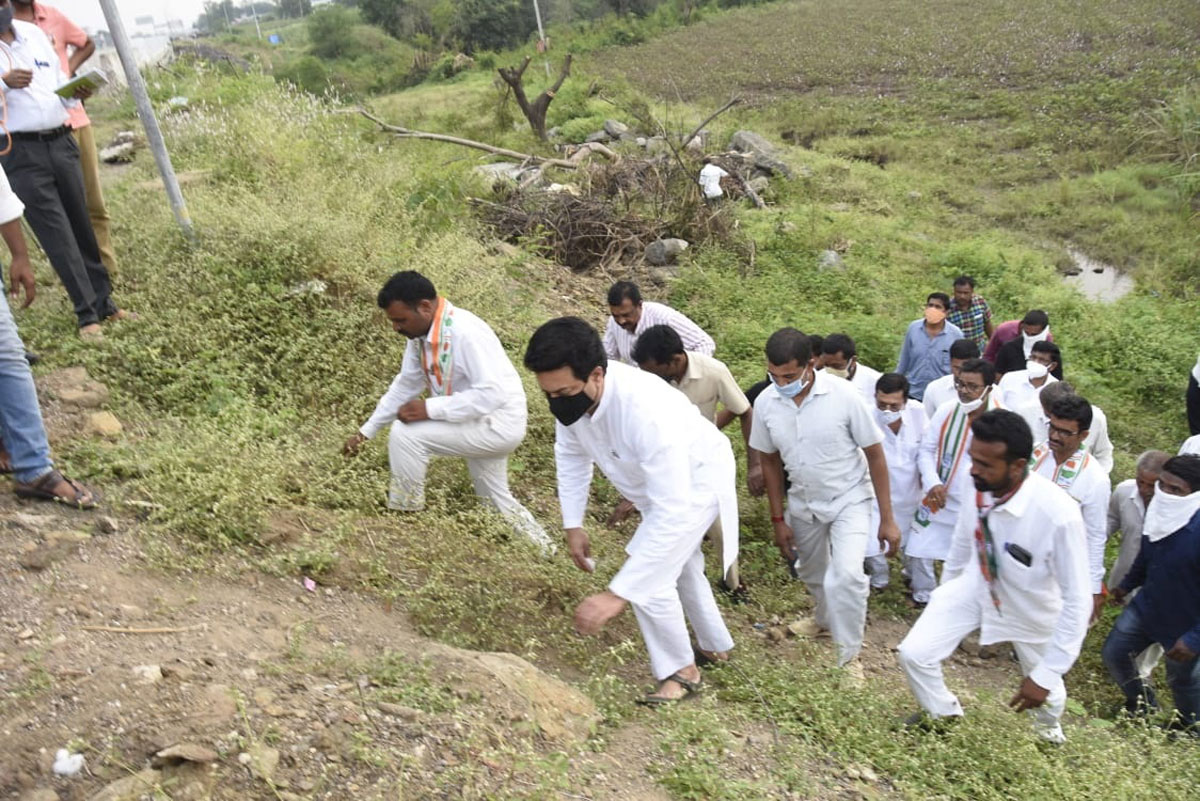 Latur District Guardian Minsiter Amit Deshmukh visit Beed Devrai Drought Area due Heavy Rainfall.