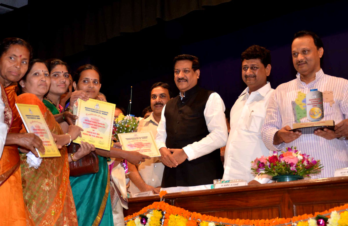 CHIEF MINISTER PRITHVIRAJ CHAVAN,EX.DY.CM AJIT PAWAR & MINISTER ARIF NASIM KHAN AT Y.B.CHAVAN HALL.