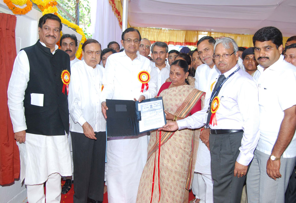 Homage to Martyrs and formal handing over of operatorship of MGL s CNG Outlet to The family of Martyr Late Shri Tukaram Omble In Presence Of Hon'ble Minister Of Home Affairs Shri P.Chidambaram.