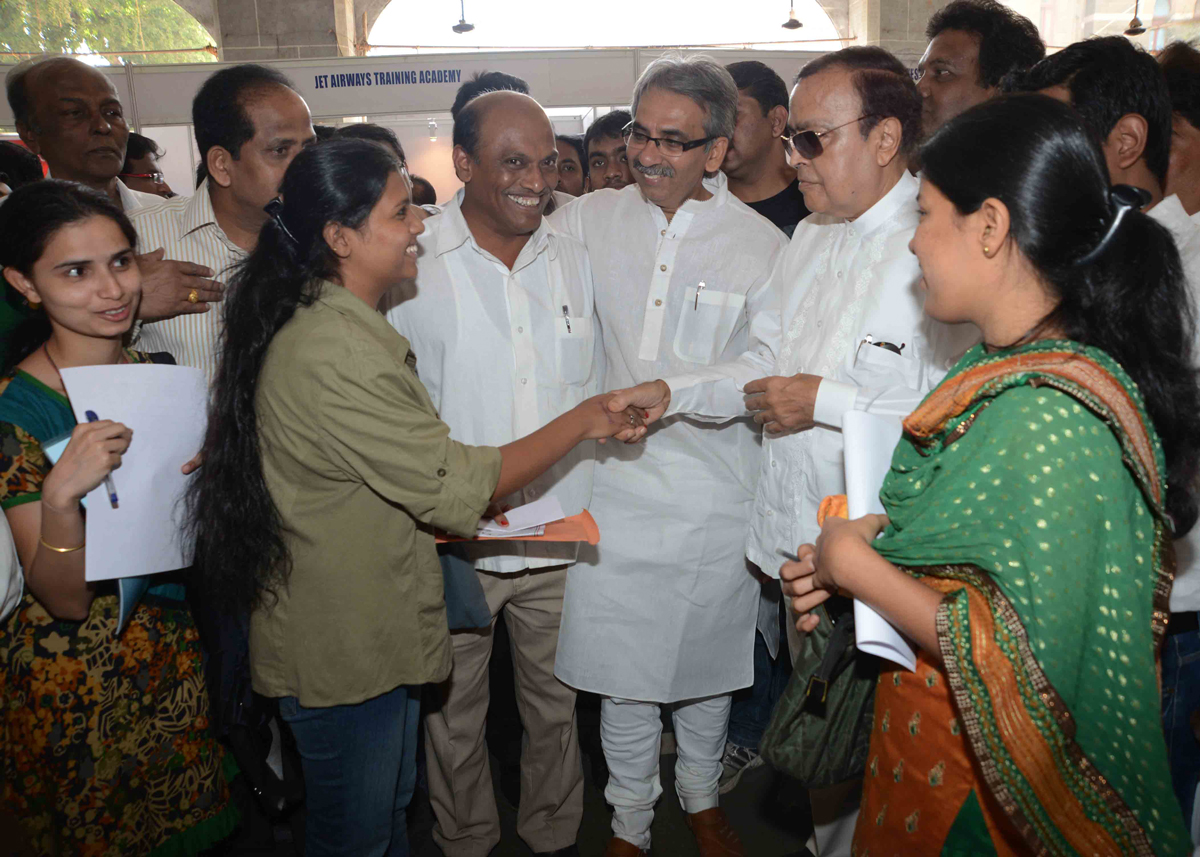 MP.& EX. UNION MINISTER MURLI DEORA VISITED JOB FAIR ORGANISED BY MP. MILIND DEORA AT ANJUMAN-I-ISLAM SCHOOL CST MUMBAI.