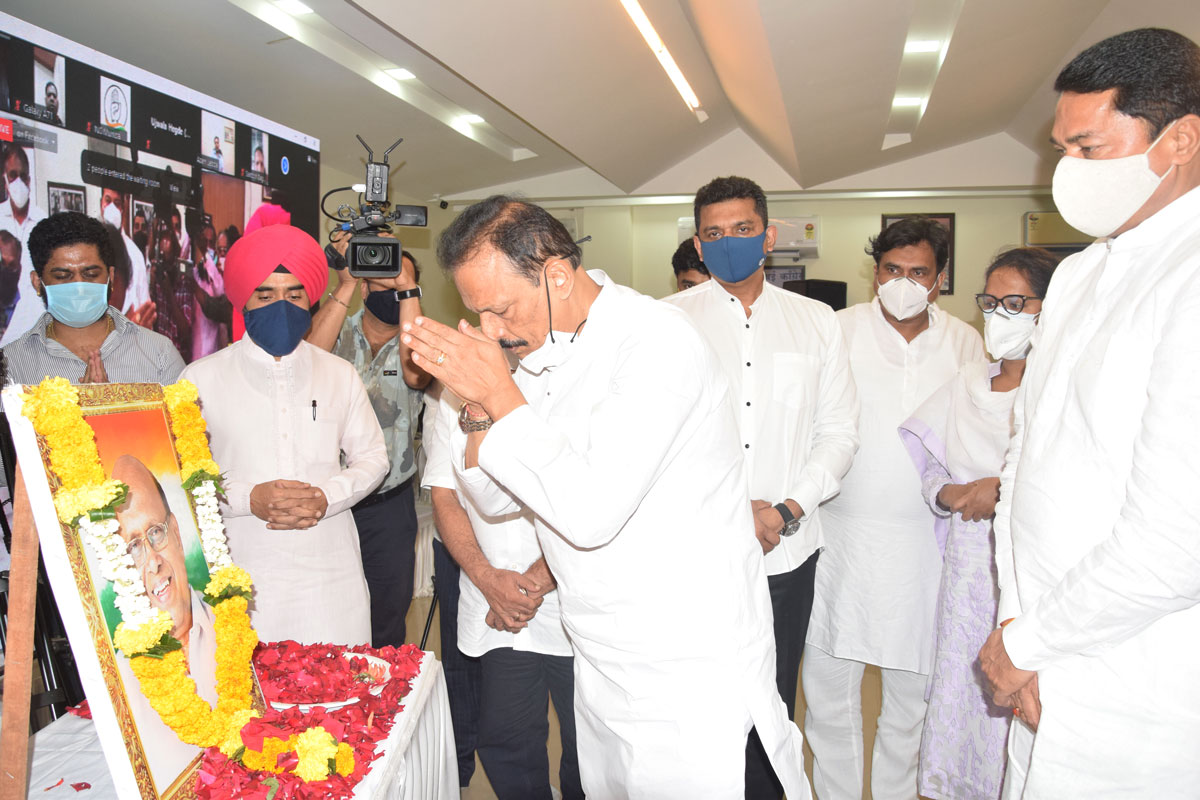 Congress Party Leaders Tribute Condolence to Senior Leader Late Eknathrao Gaikwad.