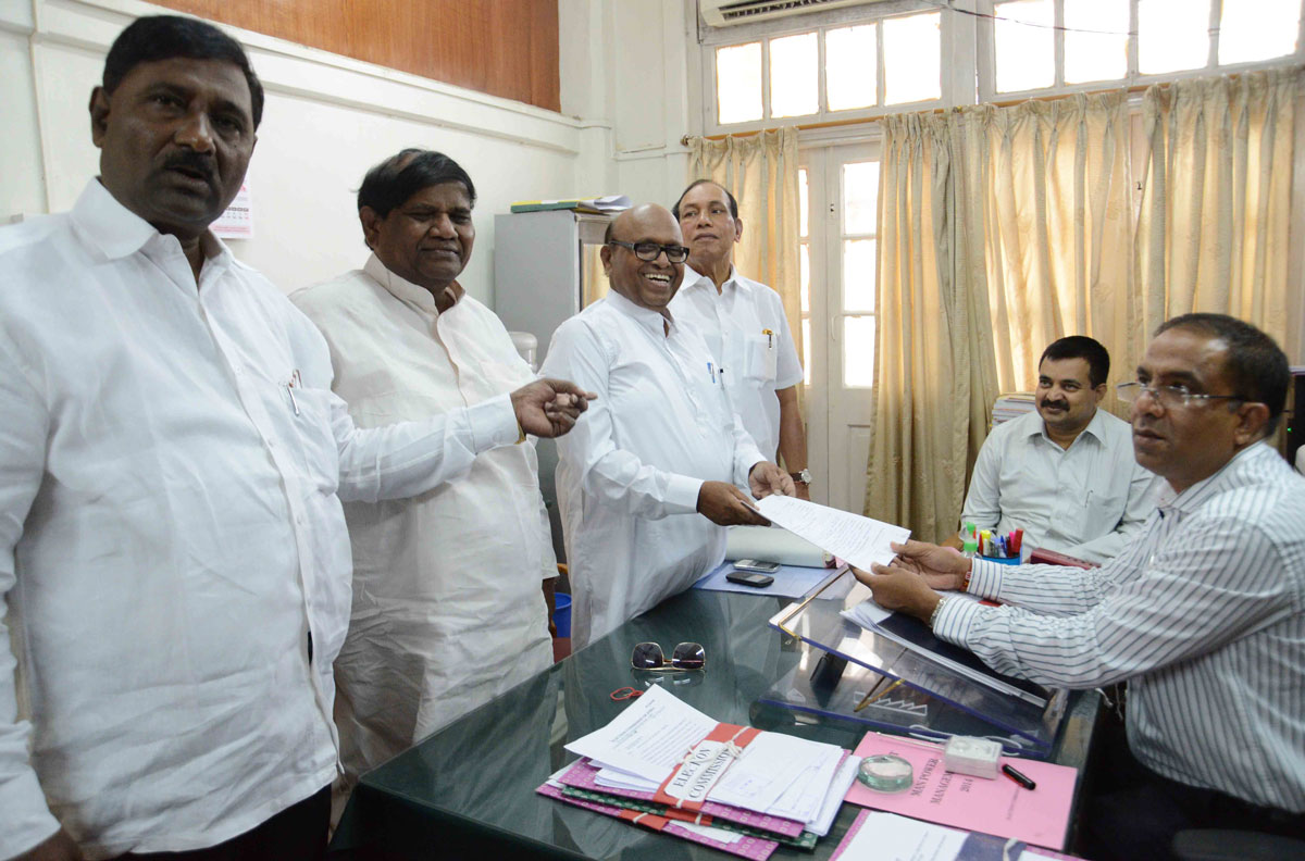 Congress/NCP/PRP (Kawade)/ Republican Party of India (Democratic) Alliance MP.Candidate Eknath Gaikwad Filed his Nomination Form at Old Custom House Dist.Administrative Collector Office.
