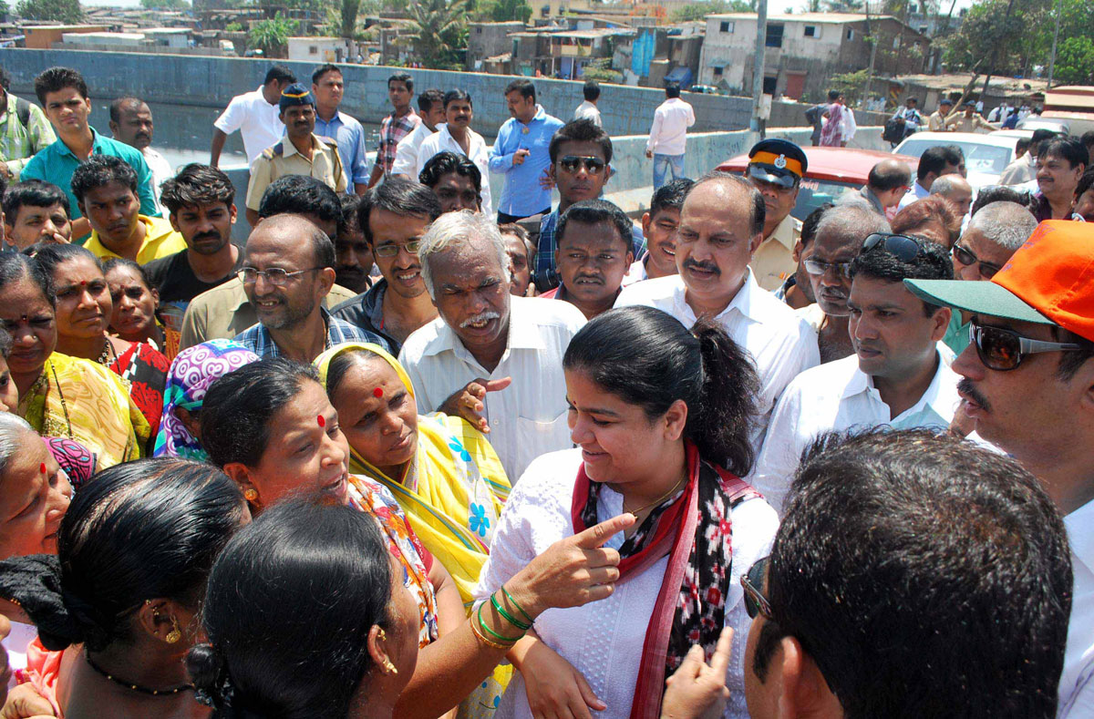 Newly Elected BJP MP Poonam Mahajan visit Meethi Nadi near Bail Bazar at Kurla.