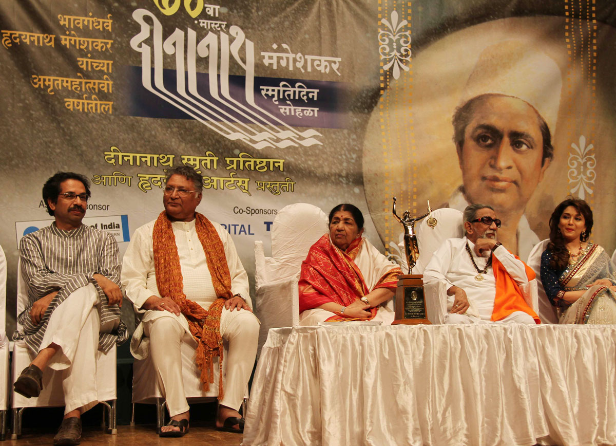 DINANATH MANGESHKAR AWARDS AT SHANMUKHANAND HALL MATUNGA ON OCCASION SHIV SENA PRAMUKH BALASAHEB THAKAREY.