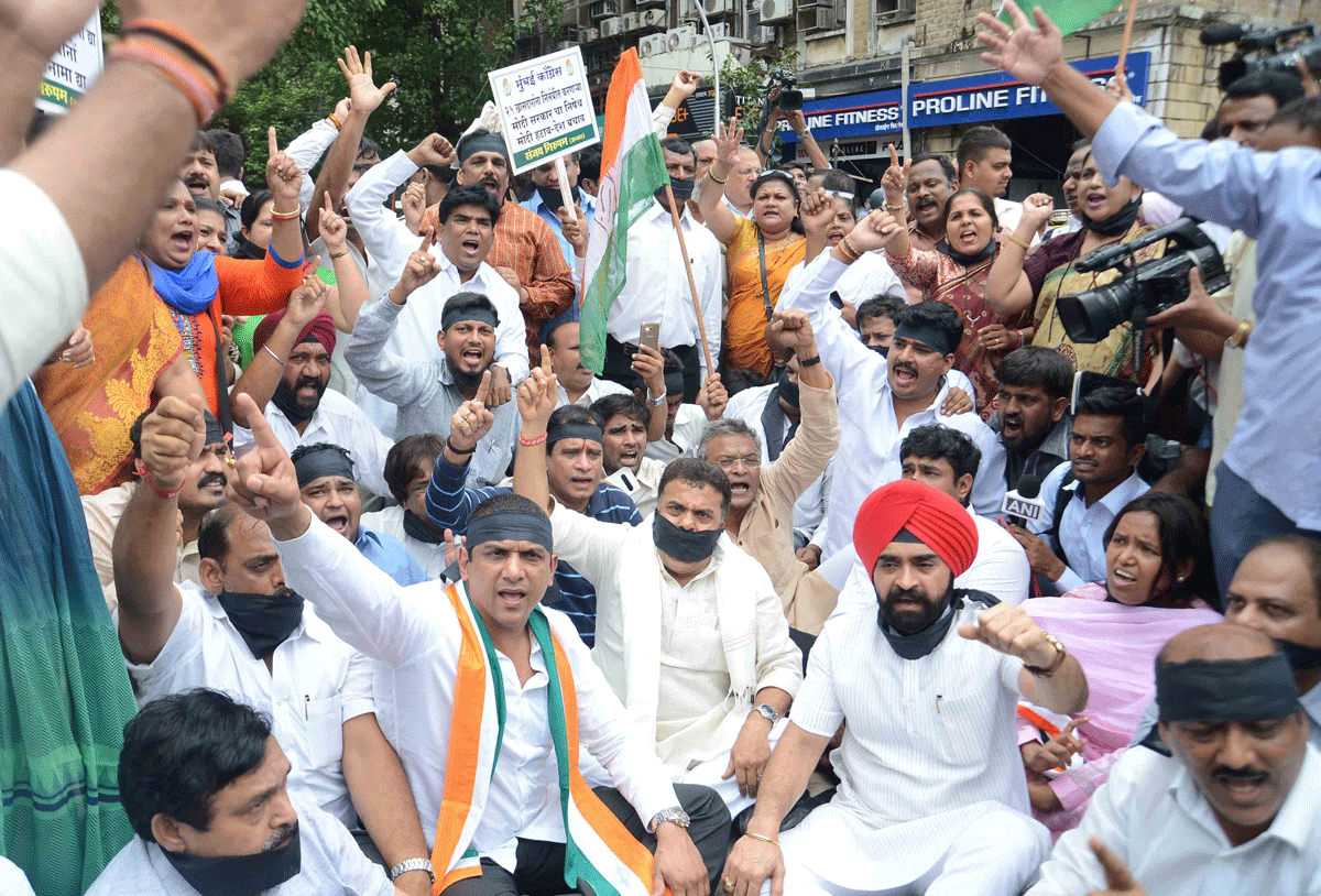 Mumbai Congress "Mukh Morcha" at Hutatma Chowk on Suspension of Congress Party Chairperson MP.Sonia Gandhi with Congress MP's in Parliament House.