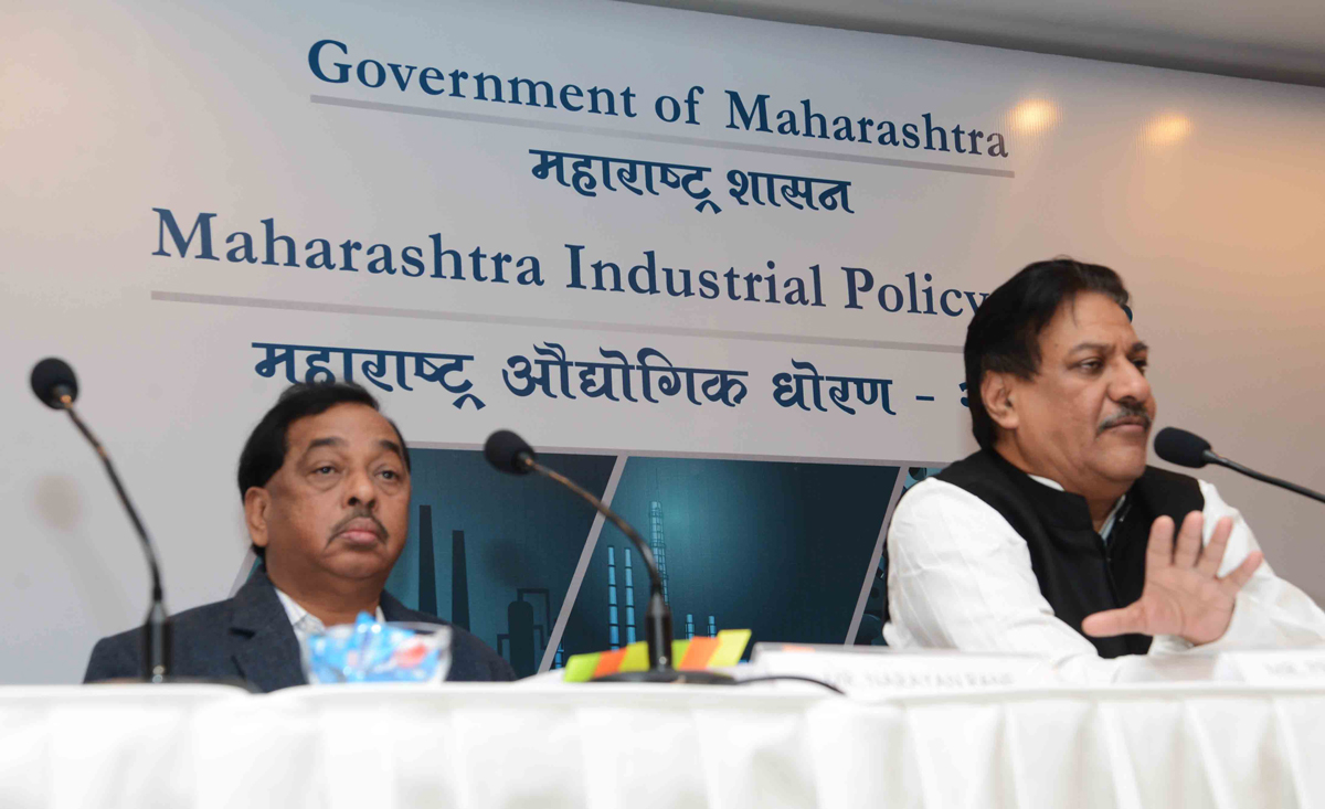 CHIEF MINISTER PRITHVIRAJ CHAVAN WITH MINISTER NARAYANRAO RANE ADDRESING PRESS AT HOTEL TRIDENT.