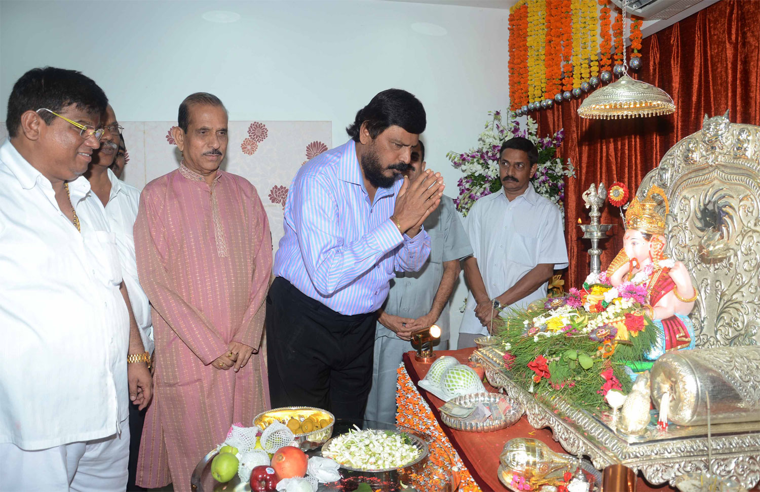 SHIV SENA LEADER MANOHAR JOSHI MEETS RPI PRESIDENT & EX.M.P. RAMDAS ATHAWALE DOING GANESH POOJA AT DADAR.