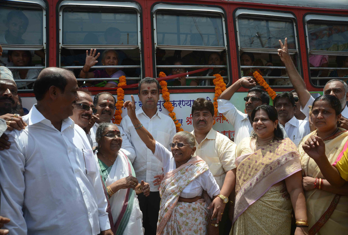 UNION MINISTER OF STATE MILIND DEORA FLAG OFF BEST BUS & INAUGURATE'S WATER CONNECTION AT GEETA NAGAR NR NAVY NAGAR COLABA.
