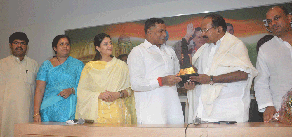 HON.UNION MINISTER FOR LAW & JUSTICE SHRI VEERAPPA MOILY & MUMBAI CONGRESS PRESIDENT KRIPASHANKAR SINGH IN MUMBAI.