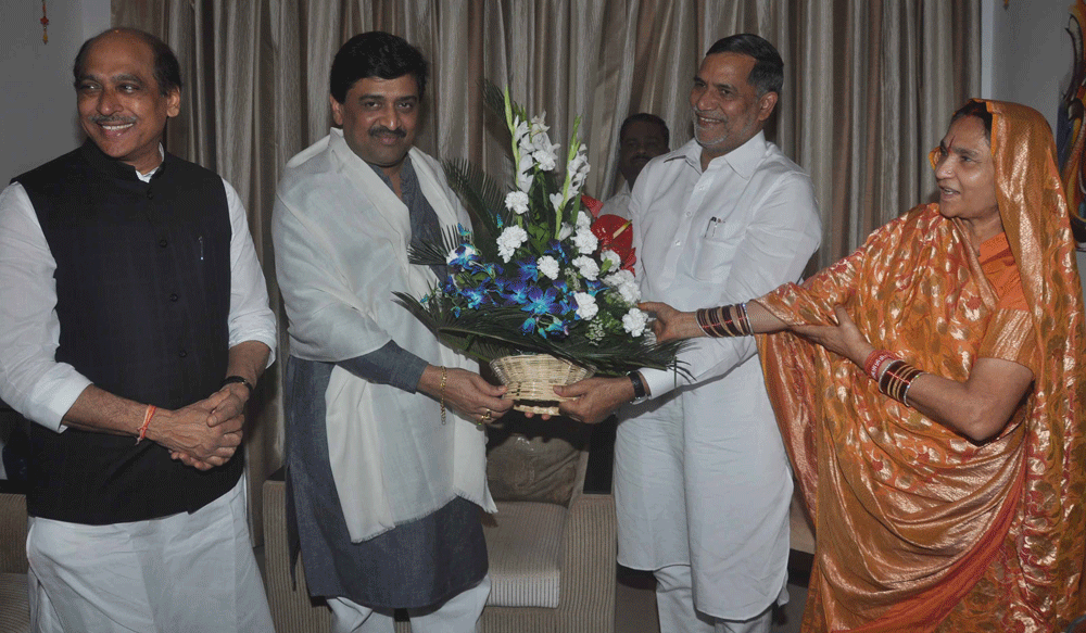CM. ASHOK CHAVAN & MPCC. PRESIDENT MANIKRAO THAKARE VISITED MUMBAI CONGRESS PRESIDENT KRIPA SHANKAR SINGH RESIDENCE AT BANDRA.