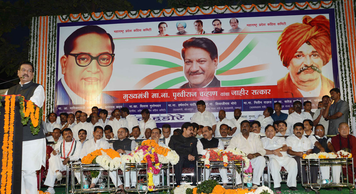 CHIEF MINISTER PRITHVIRAJ CHAVAN FELICITATED AT NAGPUR BY EX.MIN.& MLA CHANDRAKANT HANDORE.