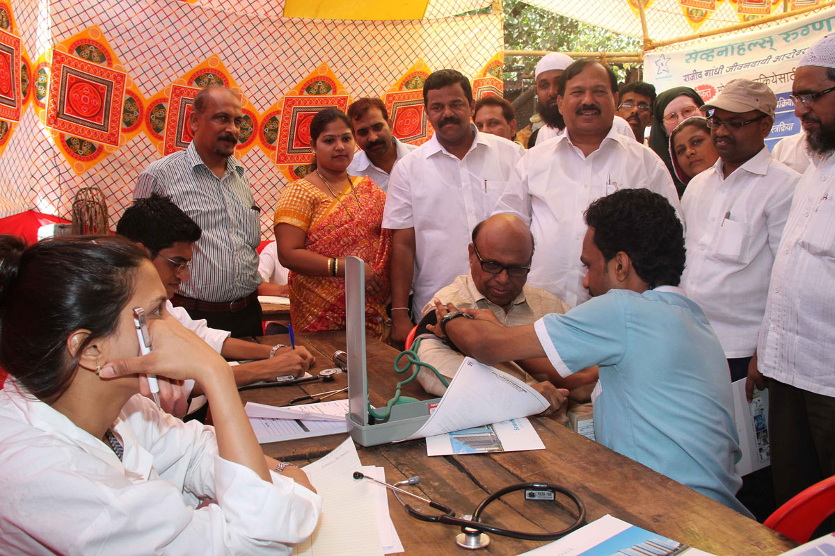 M.P.EKNATH GAIKWAD & MLA KALIDAS KOLAMBKR ON MEDICAL CAMP AT SEWREE.