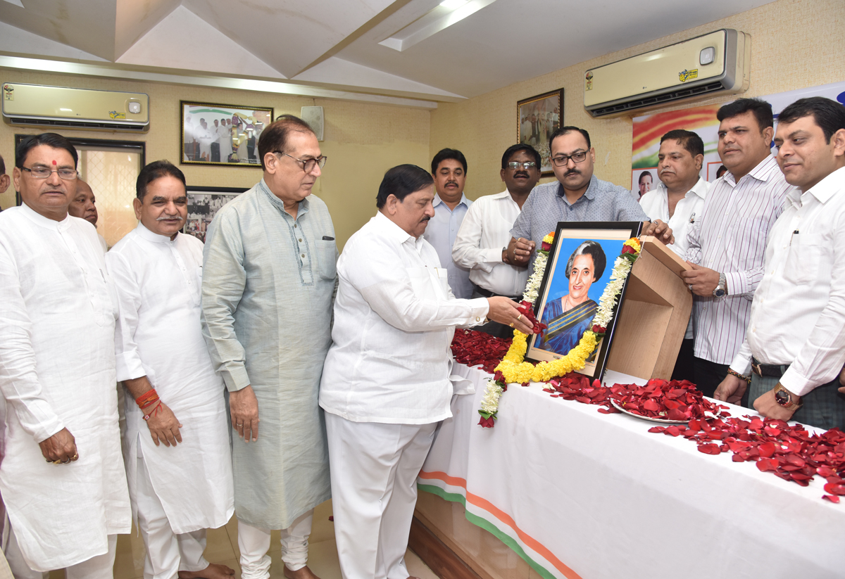 MRCC Paying Tribite to  Bharatratna First Female Prime Minister of India Late Indiraji Gandhi at Rajiv Gandhi Bhavan.