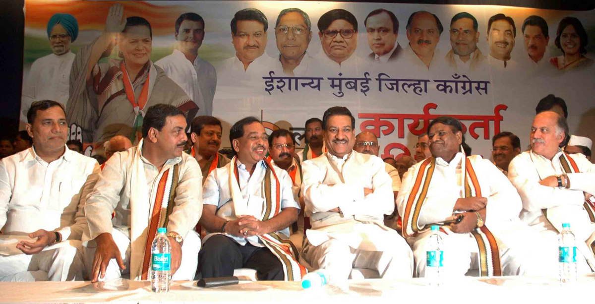 CHIEF MINISTER PRITHVIRAJ CHAVAN,MUMBAI CONGRESS PRESIDENT JANARDHAN CHANDURKAR DURING MUMBAI DISTRICT CONGRESS COMMITTEE WORKERS SAMMELAN AT GHATKOPAR.