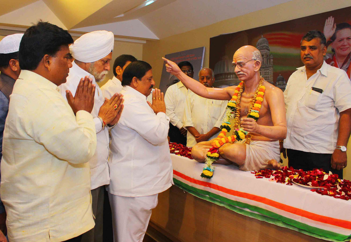 Mumbai Congress Pay Tribute to Father of the Nation Mahatma Gandhi on His Death Anniversary at MRCC Rajiv Gandhi Bhavan.