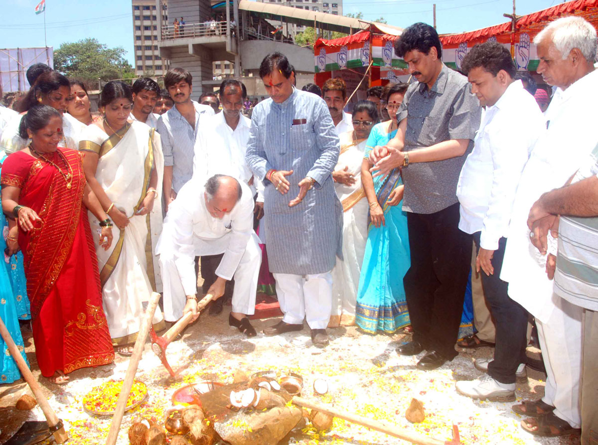 M.P.GURUDAS KAMAT & MLA RAJHANS SINGH AT KURAR VILLAGE MALAD.
