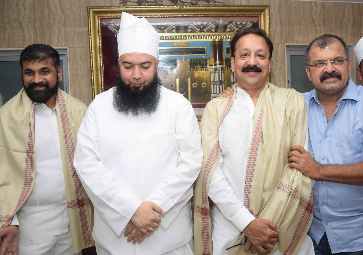 14th Grand Annual Urs of Shaeede Rahe Madina Sayed Anwar Ashraf Urf Musanna Miyan Rahmatullah Alaih,at Jamiya Qadriya Ashrafiya Sunni Masjid E Bilal near Do Tanki on Occasion Hazrat Moin Miyan & Respected Dignataries