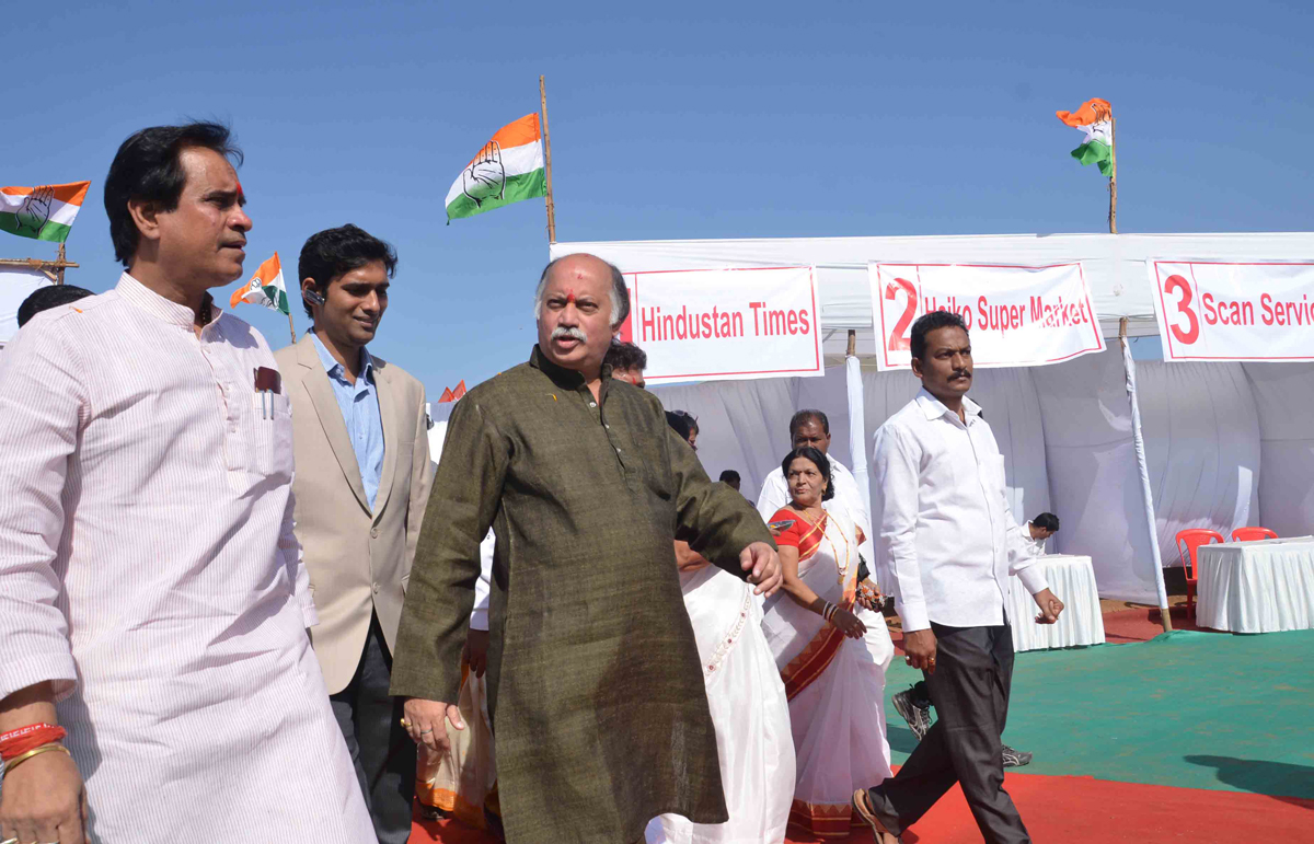 MP.& EX.UNION MINISTER GURUDAS KAMAT IN JOB FAIR AT DINDOSHI.