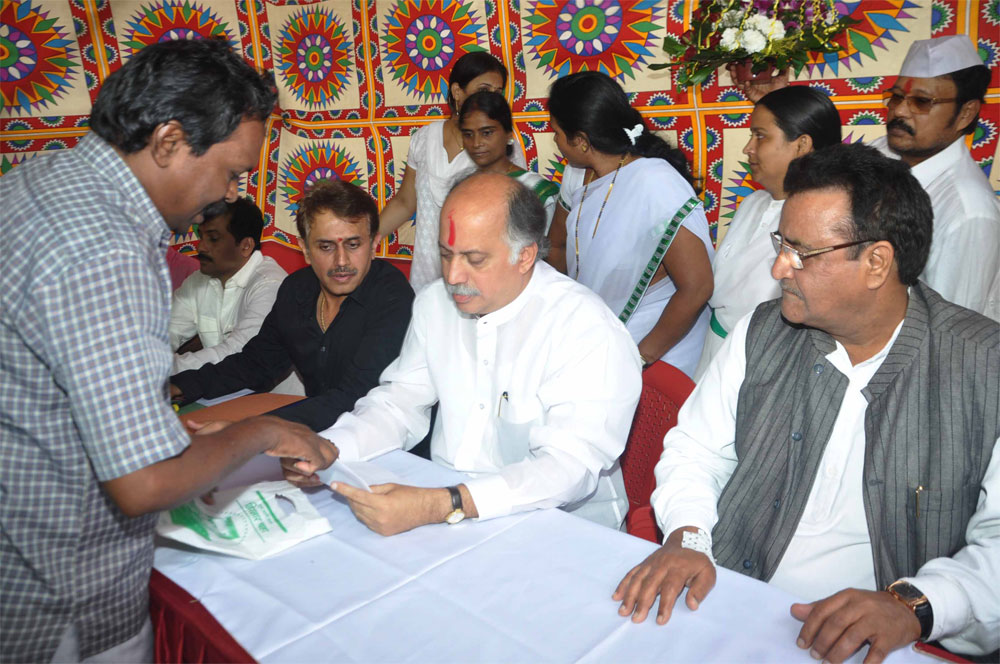 EX.MINISTER & MP.GURUDAS KAMATS JANSAMPARK ABHIYAN AT GOREGAON.